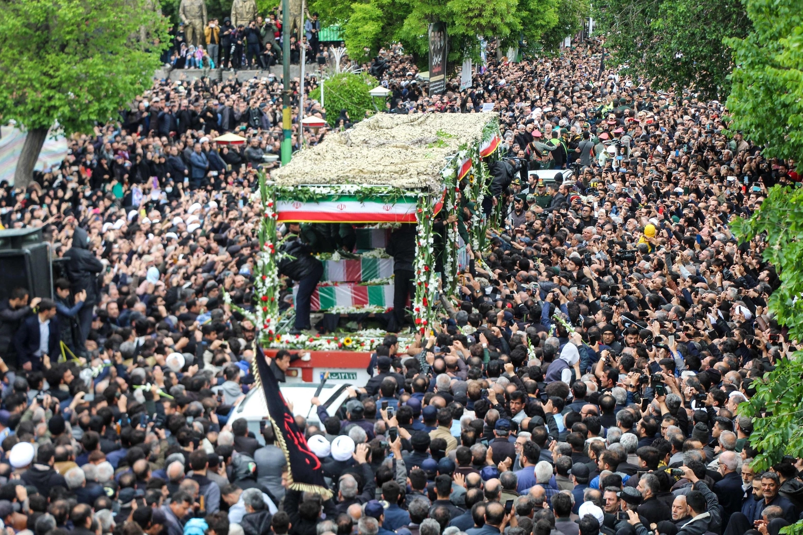Il corteo funebre a Tabriz, decine di migliaia di iranini in processione (Ansa)