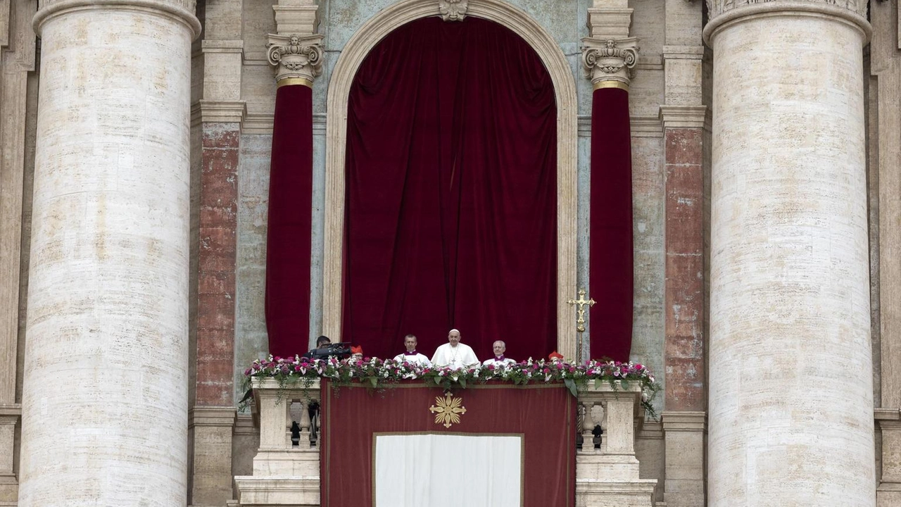 Il Papa esorta a fermare le guerre, promuovere il dialogo e cancellare i debiti dei paesi poveri nel Messaggio Urbi et Orbi.