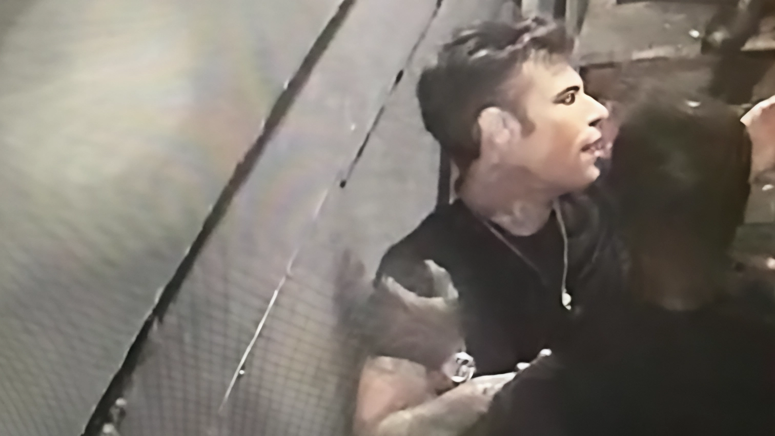 Le amicizie pericolose di Fedez. Dal raid punitivo ai selfie in yacht. Arrestato il suo bodyguard-ultrà