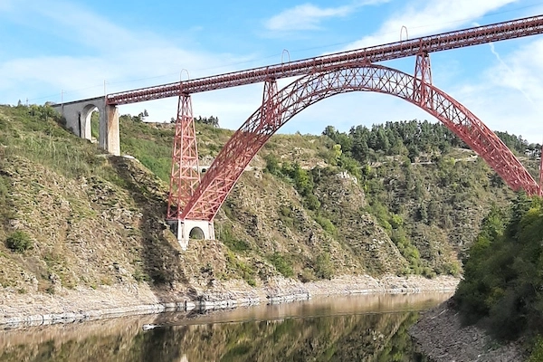 Il viadotto rosso progettato da Gustave Eiffel