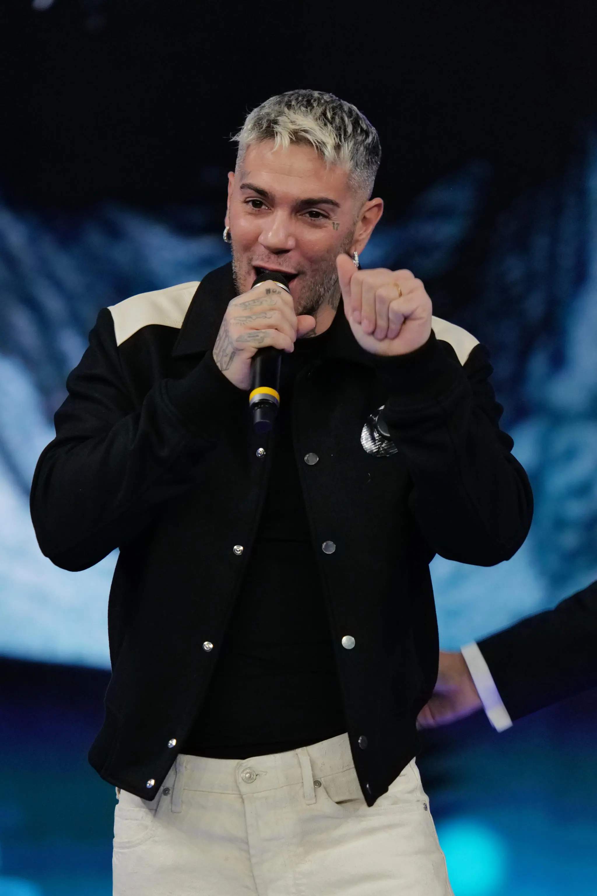 Emis Killa si ritira dal Festival di Sanremo. La risposta di Carlo Conti