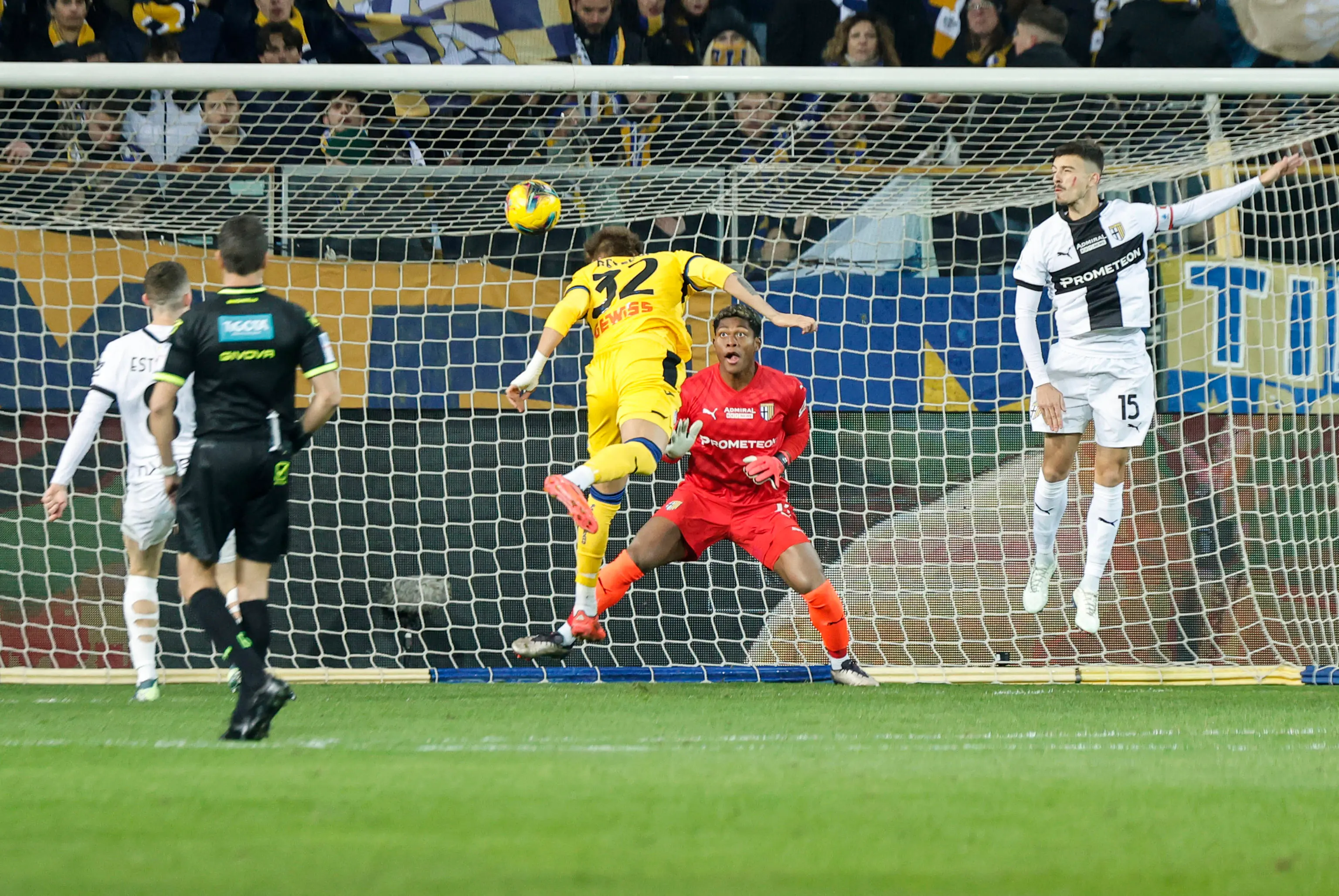 L’Atalanta vola in testa alla classifica con i gol di Retegui e Lookman: 3-1 al Parma