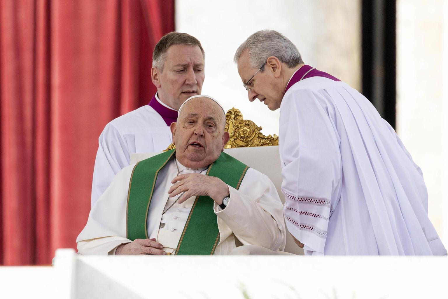 Papa Francesco interrompe l'omelia per difficoltà respiratorie durante il Giubileo