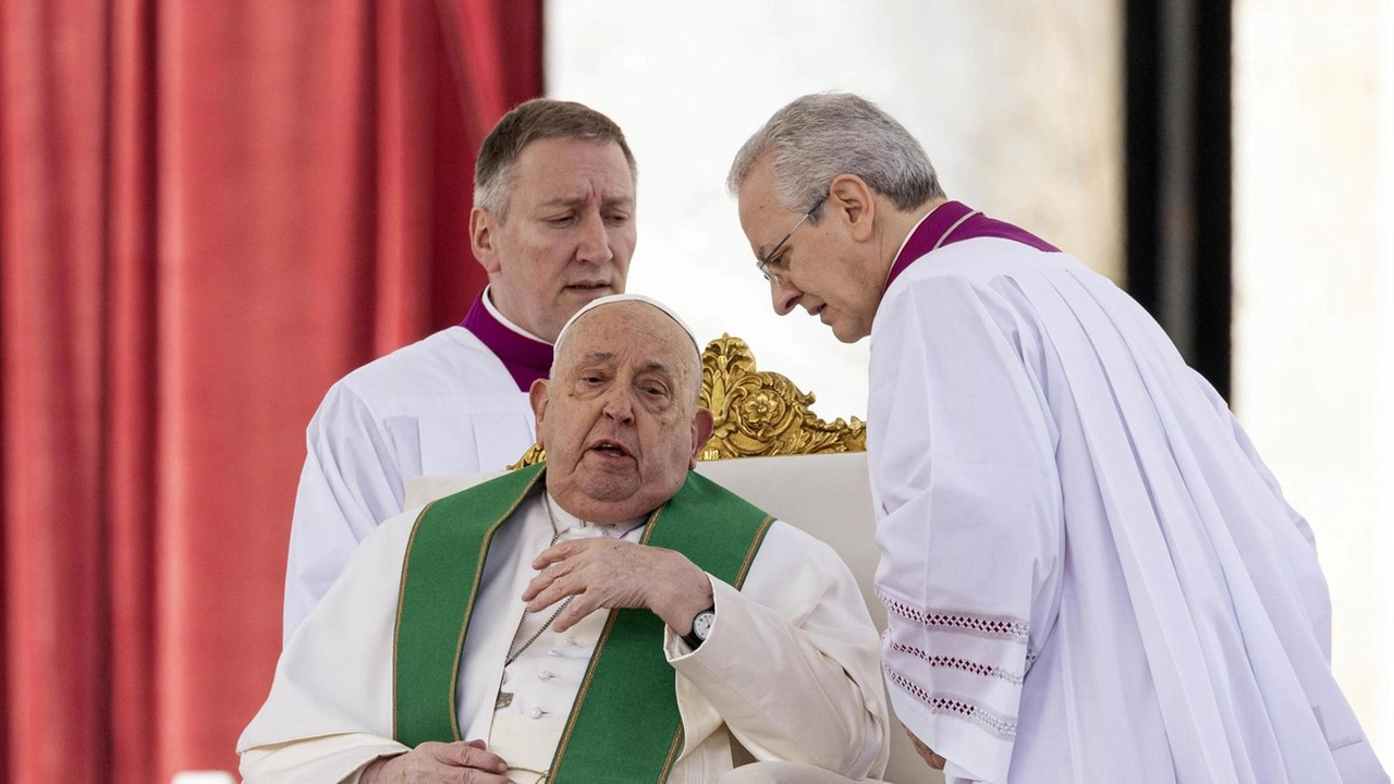 Papa Francesco, sofferente per bronchite, cede la lettura dell'omelia all'arcivescovo Ravelli in Piazza San Pietro.