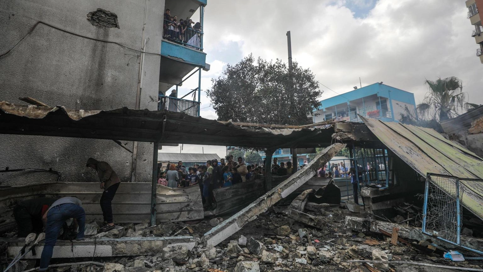 La scuola dell'Unrwa bombardata dagli aerei israeliani a Nuseirat, nel centro della Striscia di Gaza