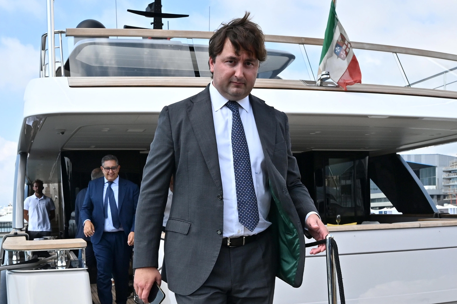 Il capo di gabinetto del presidente Liguria Giovanni Toti, Matteo Cozzani, scende dallo yacht dell'imprenditore Aldo Spinelli (Foto di archivio Ansa)