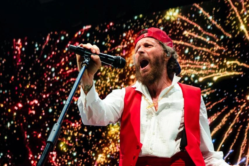 Jovanotti, 58 anni, martedì sera a Pesaro, al debutto del nuovo tour PalaJova