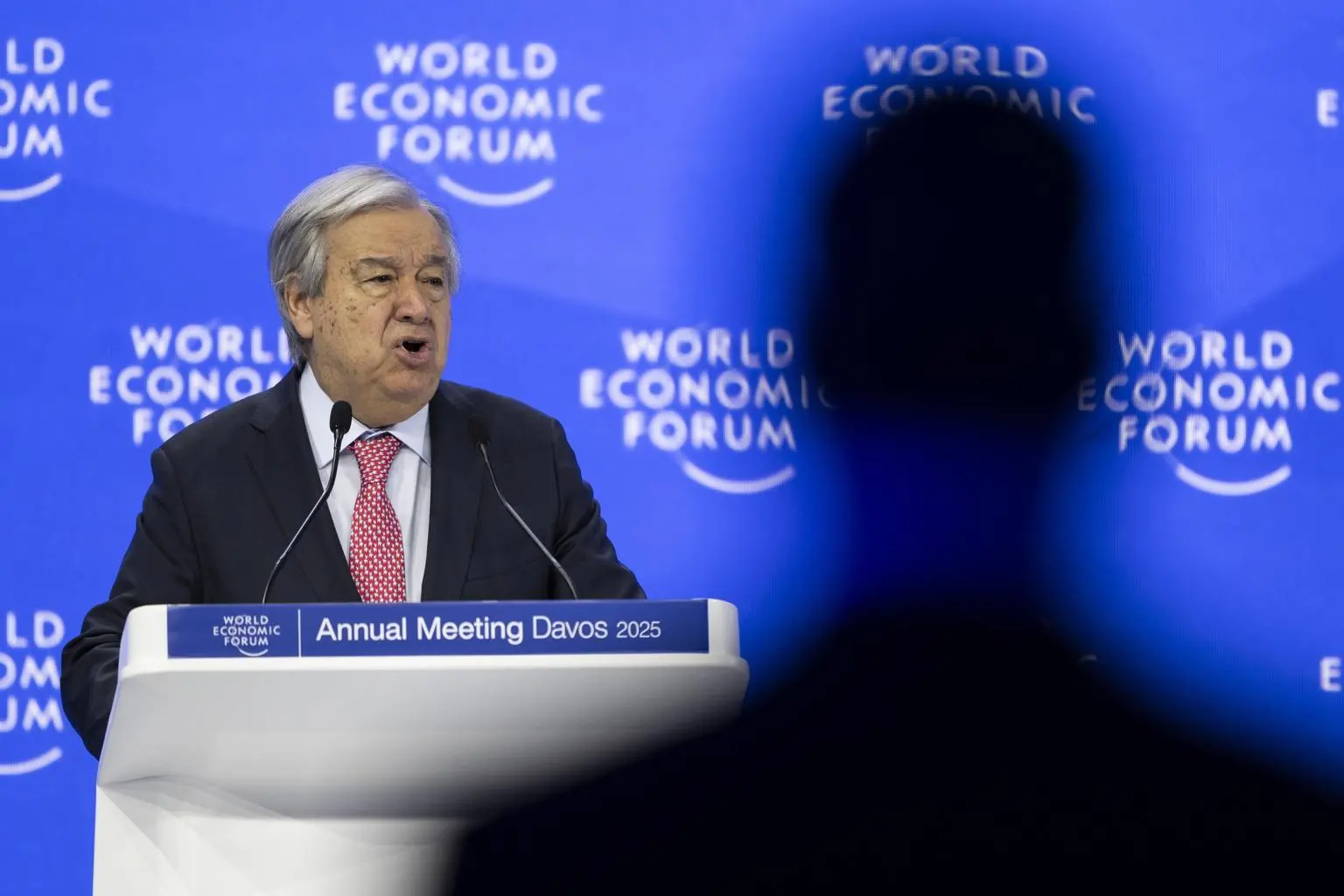 Guterres critica la marcia indietro sugli impegni climatici al Forum economico mondiale