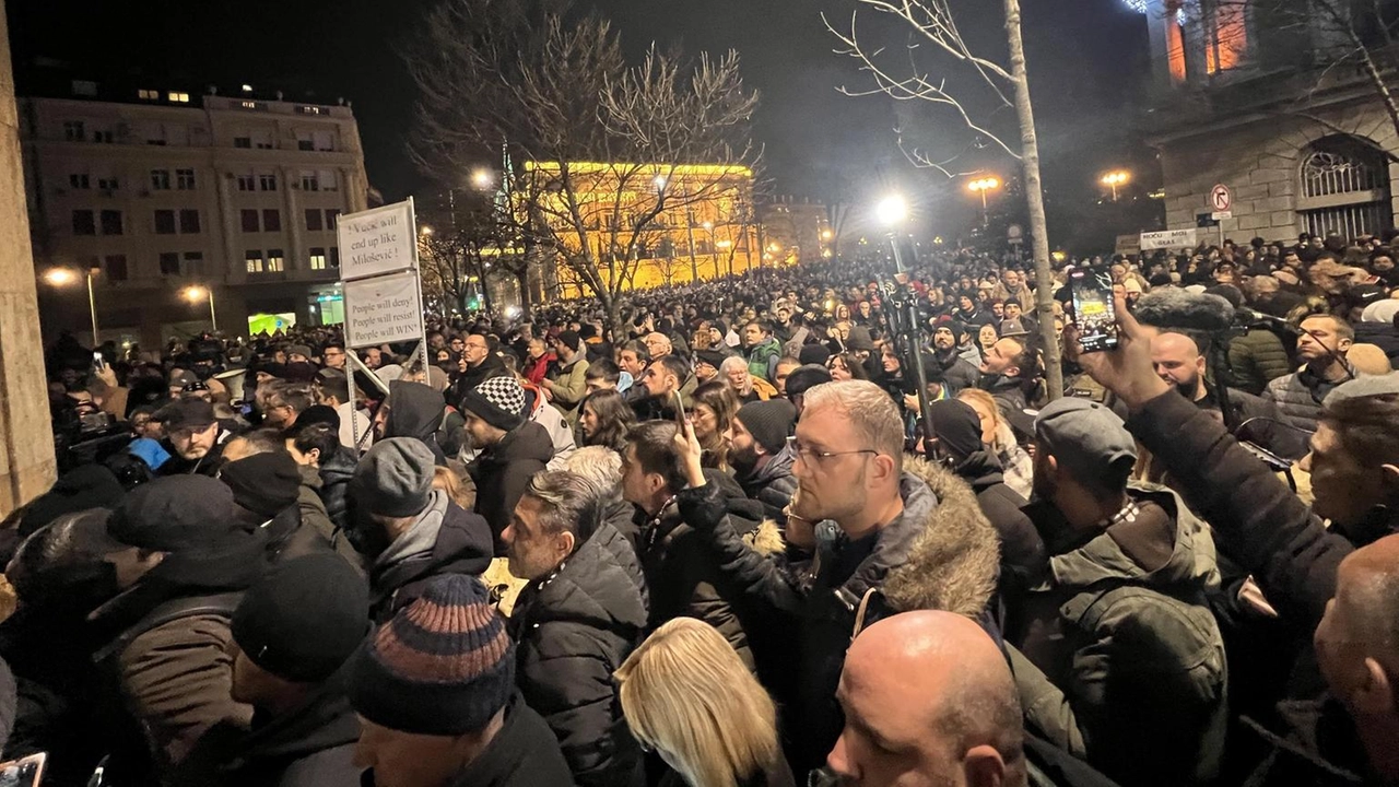 Studenti bloccano la sede RTS a Belgrado. Scontri con la polizia e un agente ferito. Solidarietà anche a Novi Sad.