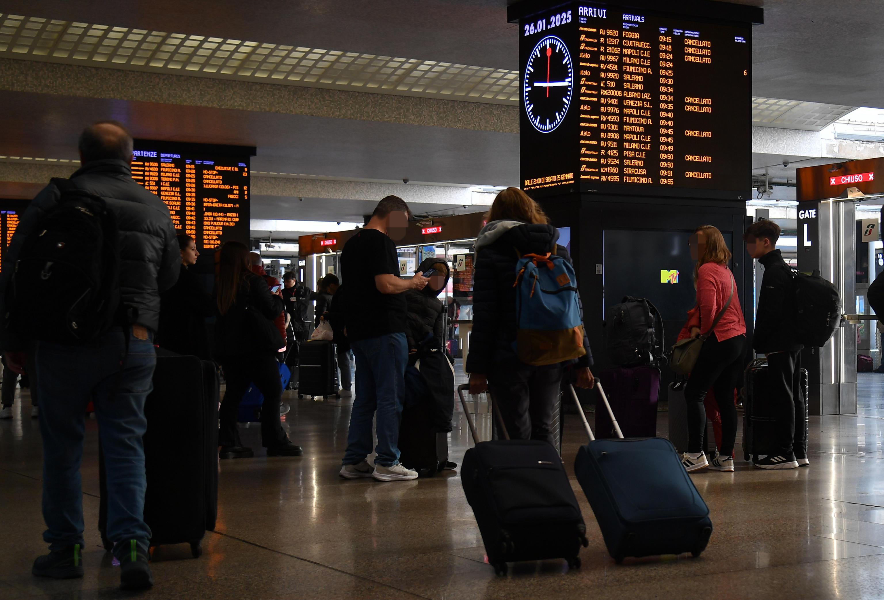 Sciopero trasporti da sabato 22 a lunedì 24 febbraio: si fermano treni e mezzi pubblici. Corse garantite / Pdf