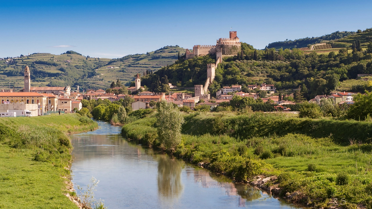 Il castello di Soave domina il paesaggio sottostante