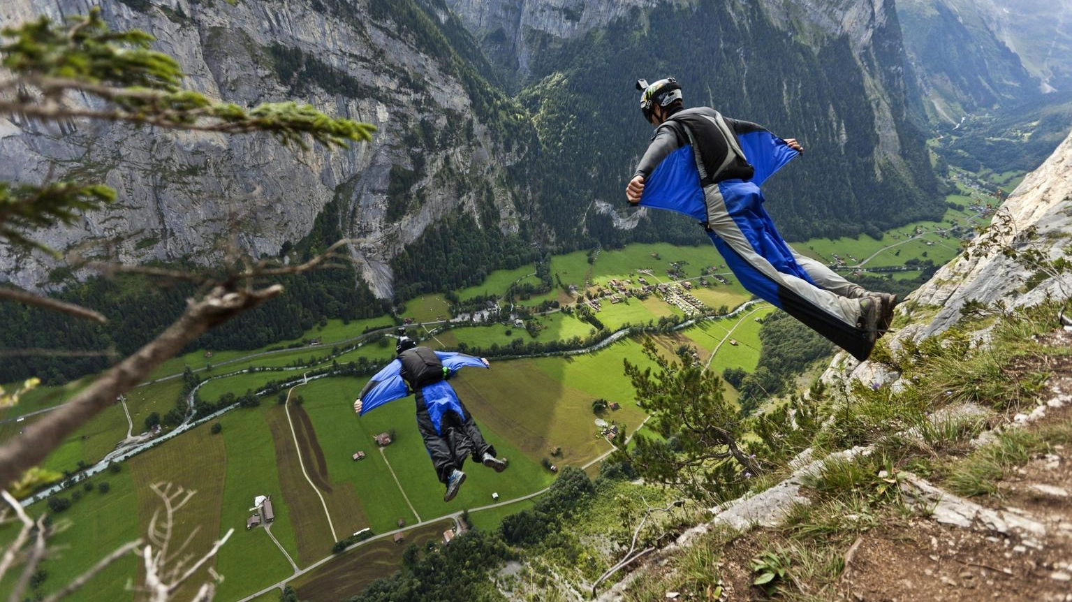 Il lancio di alcuni base jumper in una foto di repertorio (Ansa)