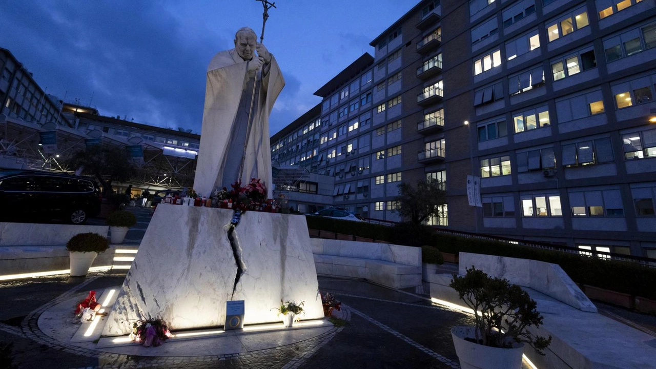 Papa Francesco non guiderà l'Angelus per prescrizione medica, ma invierà un testo. Migliorano le sue condizioni.