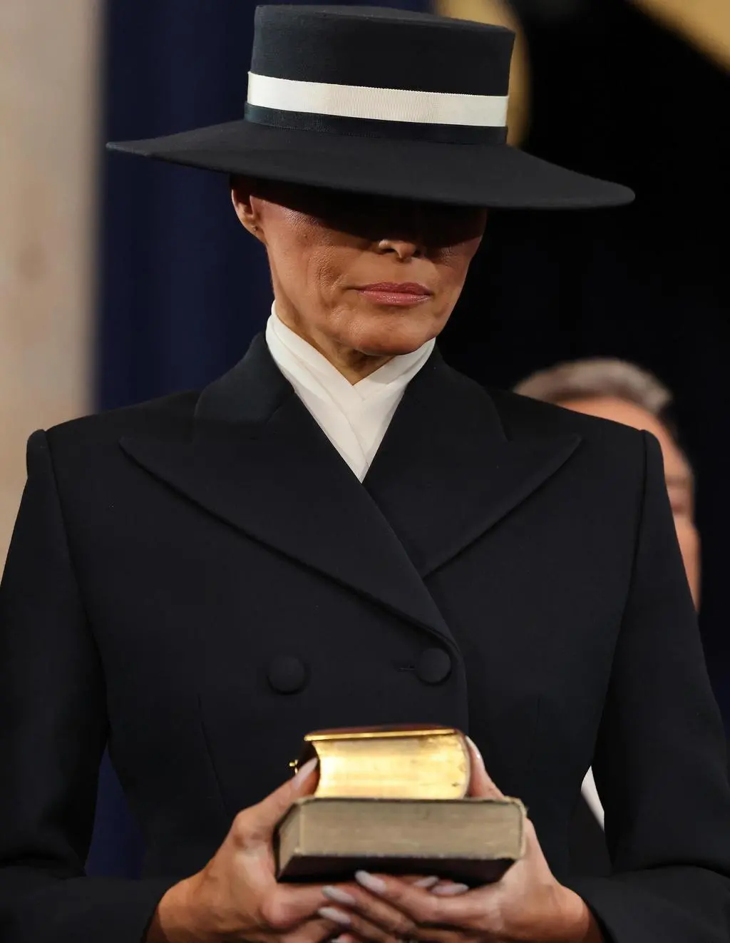 Melania e quel cappello da Maga. Il saluto romano di Musk crea il caos