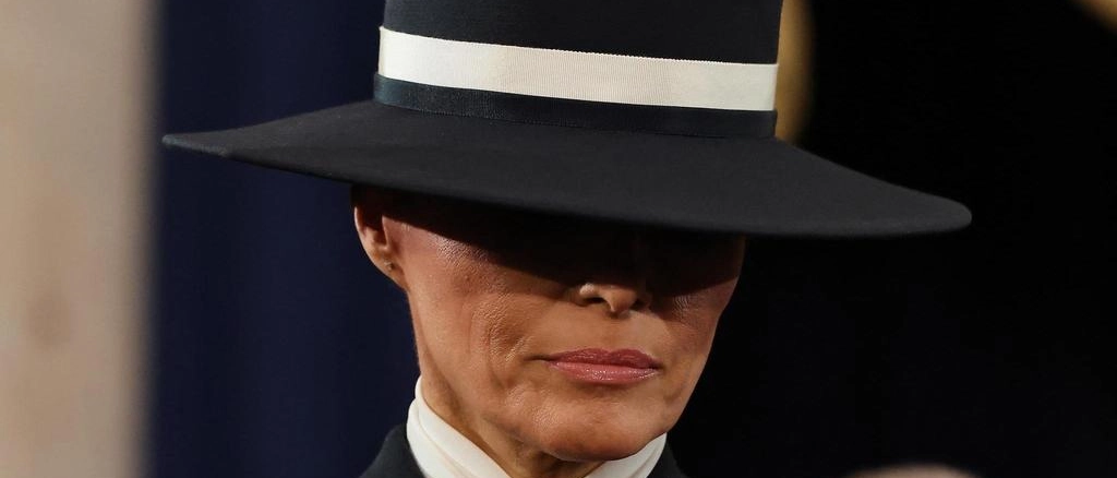 Melania e quel cappello da Maga. Il saluto romano di Musk crea il caos