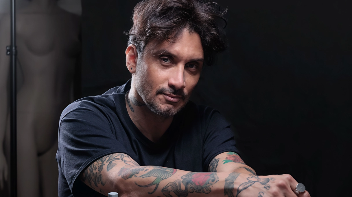 Fabrizio Moro (qui nella foto di Claudio junior Bielli). In copertina il cantante è ritratto invece da Fabrizio Cestari