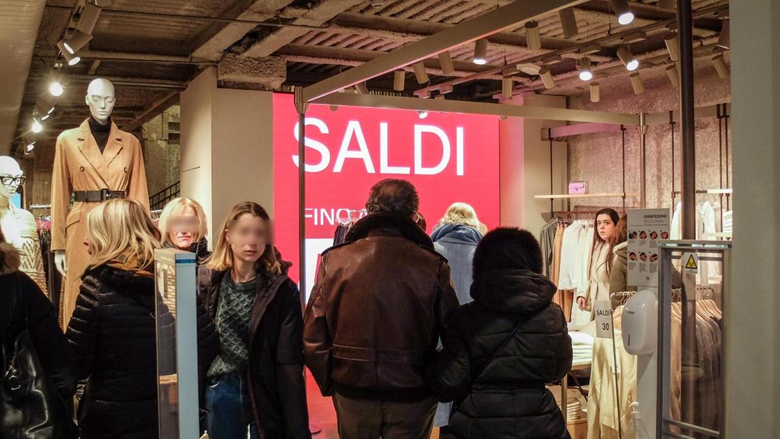 Saldi a Milano: trend positivo grazie ai turisti, vendite in negozio in aumento