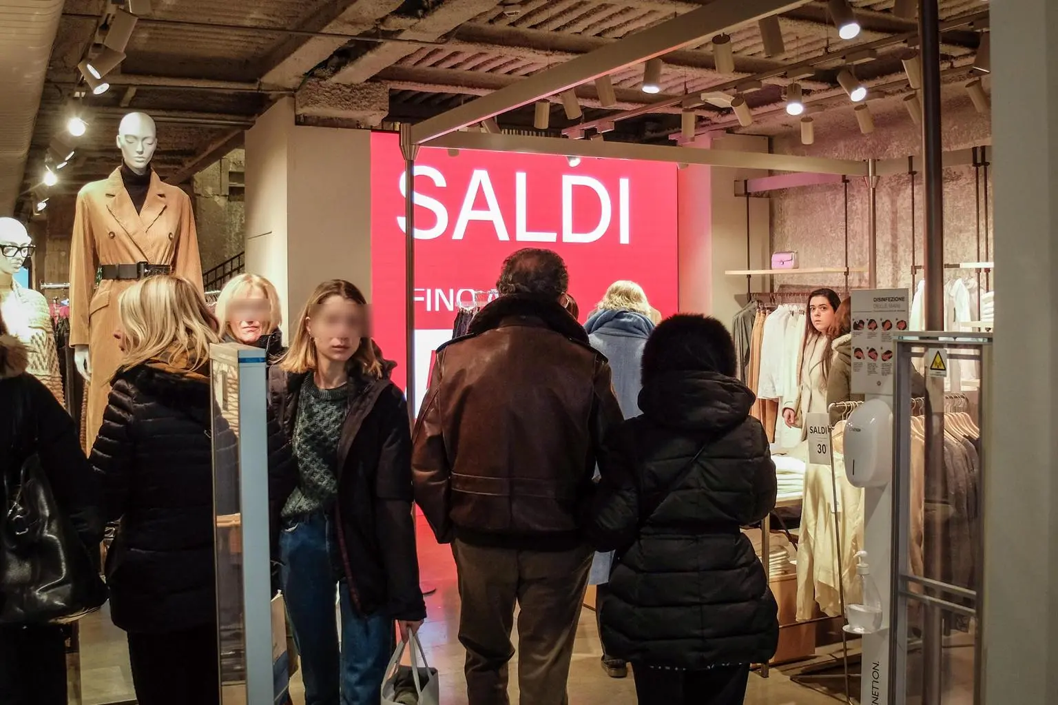 Saldi a Milano: trend positivo grazie ai turisti, vendite in negozio in aumento