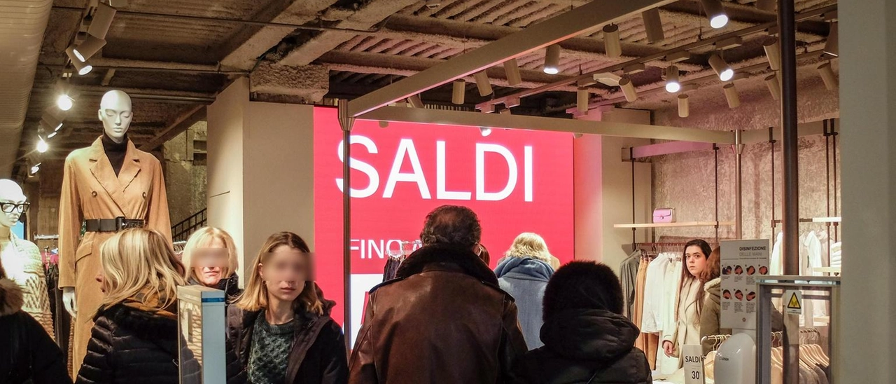 Saldi a Milano: trend positivo grazie ai turisti, vendite in negozio in aumento