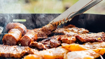 Perché la carne rossa e gli insaccati aumentano il rischio di demenza