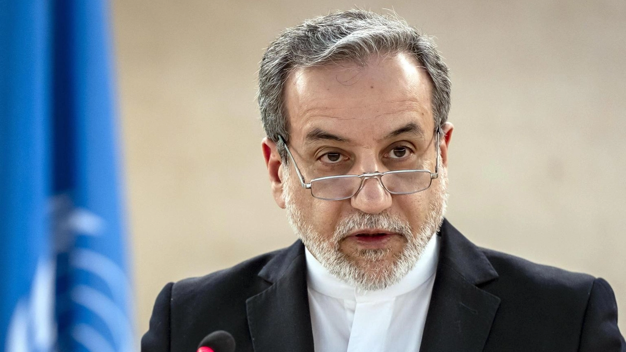 Il ministro degli Esteri iraniano Araghchi critica Trump su X, difendendo la politica estera dell'Iran e il sostegno agli Houthi.