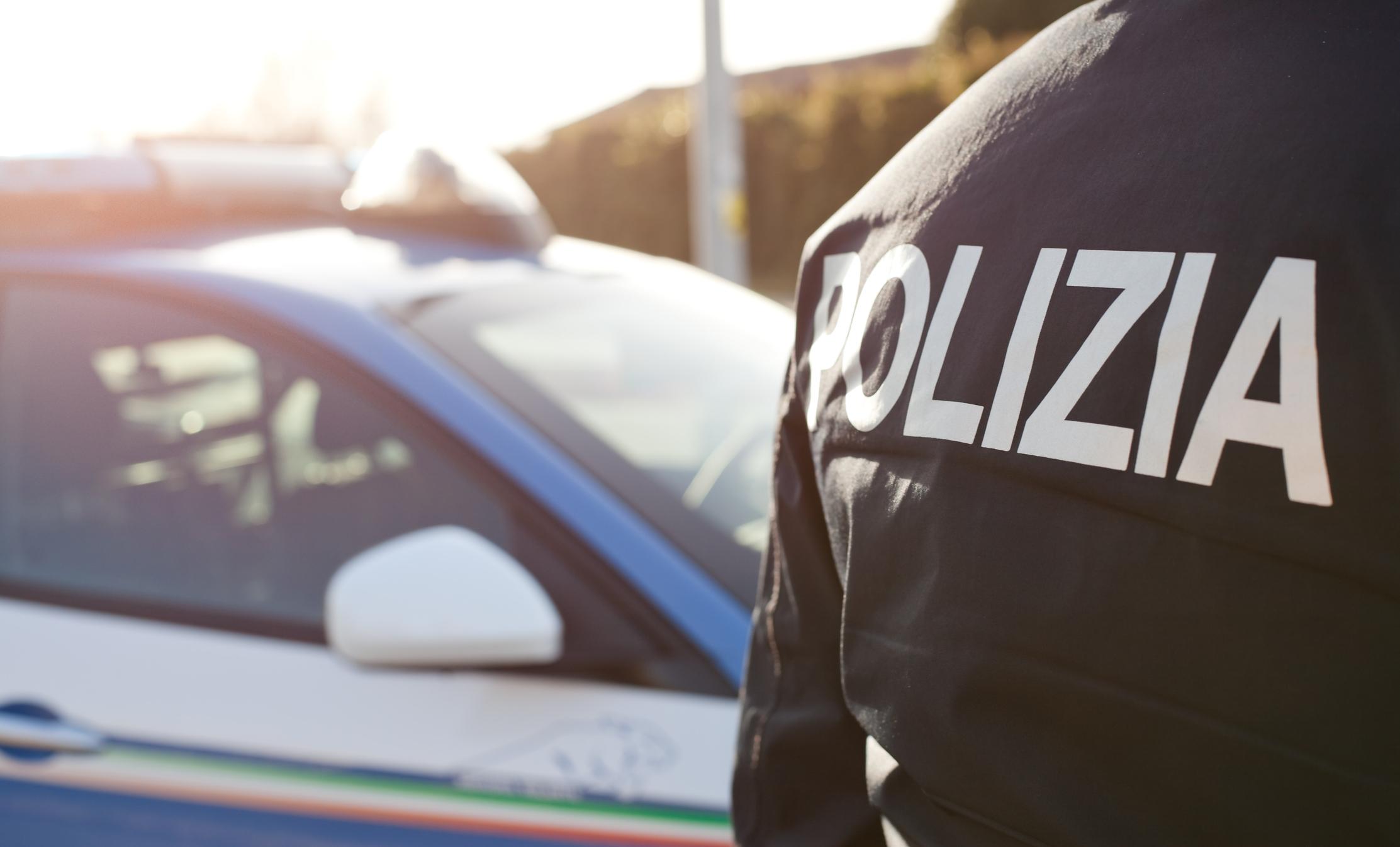 Poliziotta trans pestata a sangue in un locale di Trento. “Erano tre ultrà”