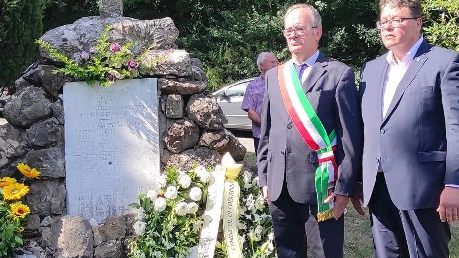 Un momento di una commemorazione per l’eccidio nazista di Falzano di Cortona