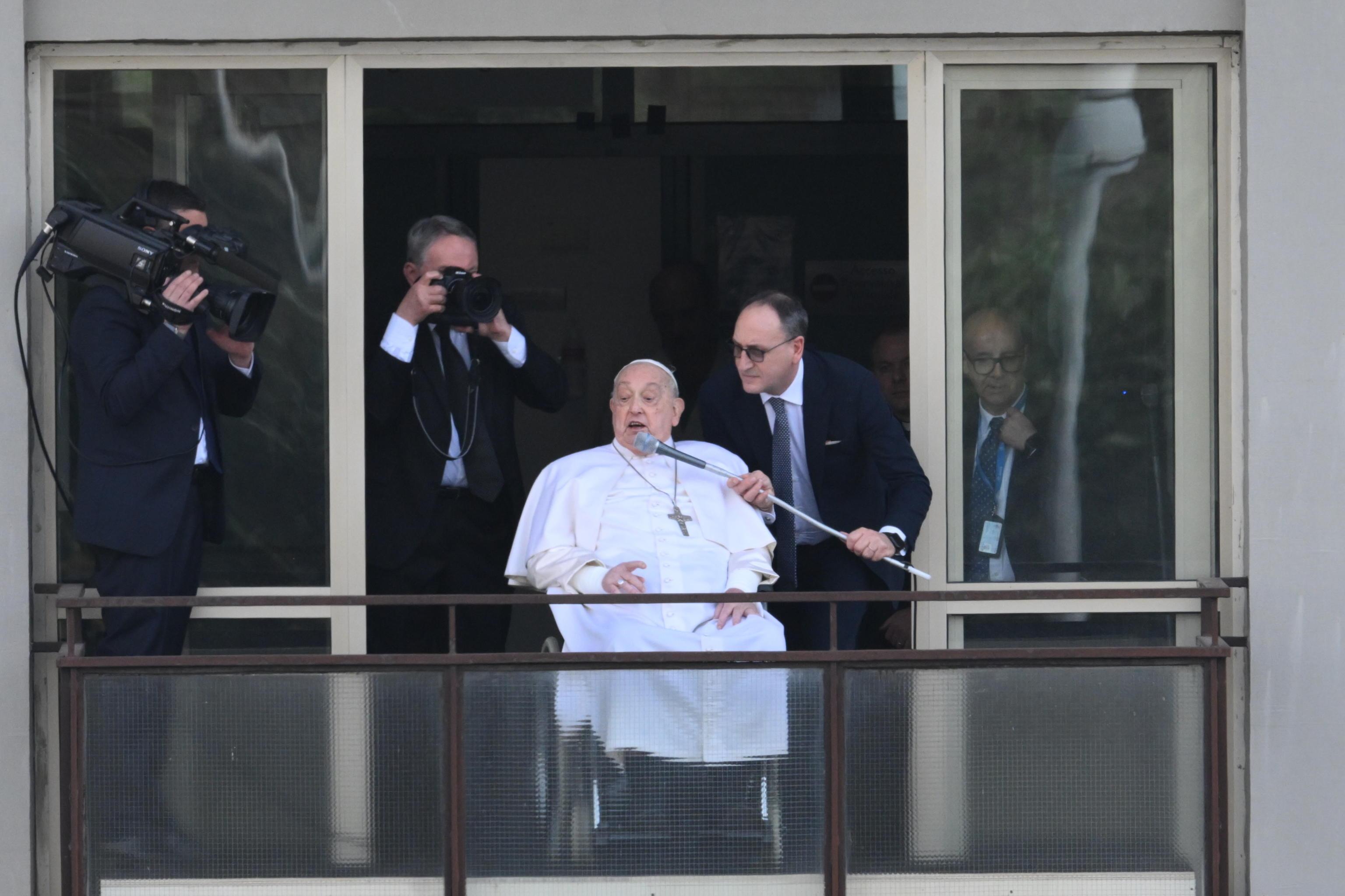 Papa Francesco si affaccia dal Gemelli e saluta i fedeli: “Grazie a tutti”. Poi parte per Santa Marta