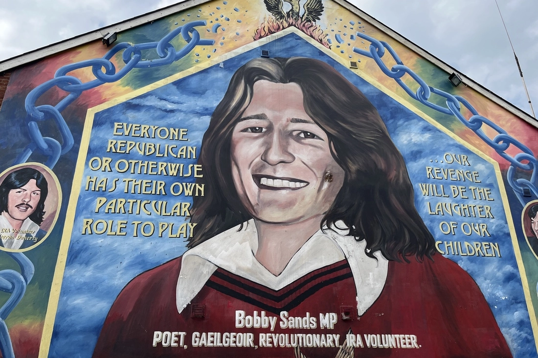 Un murale iconico che raffigura Bobby Sands