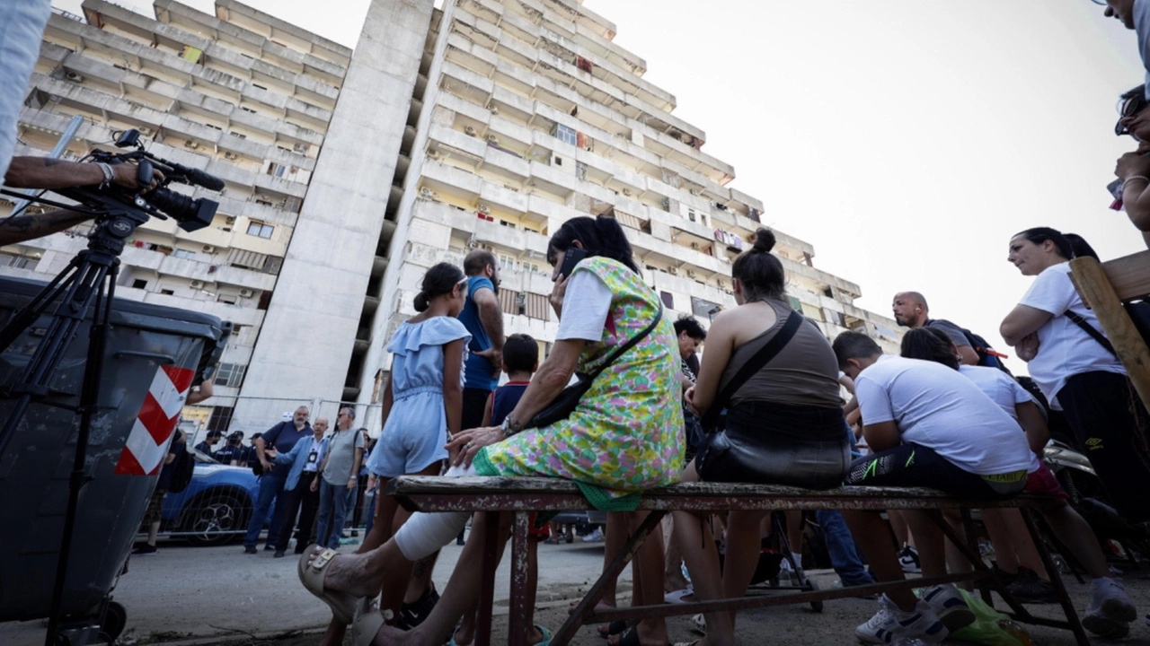 Abitanti sfollati dalla Vela Celeste di Scampia a Napoli