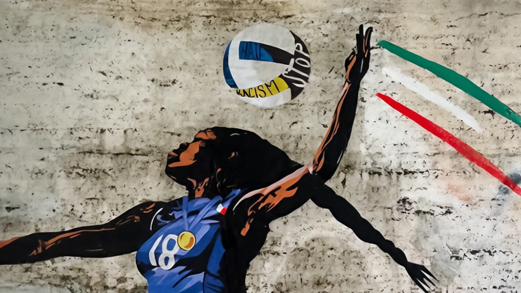 Roma, con lo spray rosa è stato coperto il colore della pelle del ritratto della campionessa di volley. Il ministro Abodi: "Sconfiggiamo insieme ignoranza e inciviltà". Poi un passante ridipinge il graffito . .