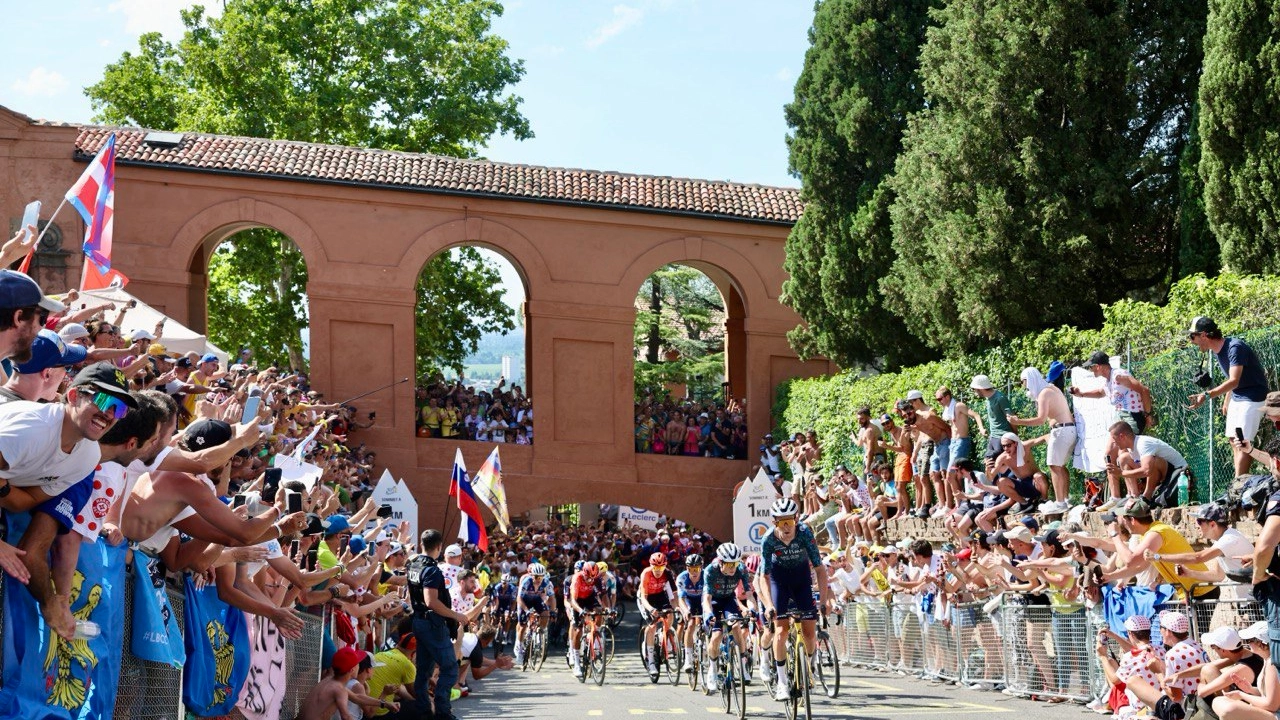 L'entrata trionfale a San Luca dei ciclisti, tra una folla gremita di persone (FotoSchicchi)