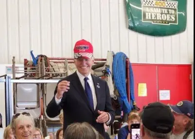 Biden indossa il cappellino di Trump. Gaffe o gag? Foto e video subito virali