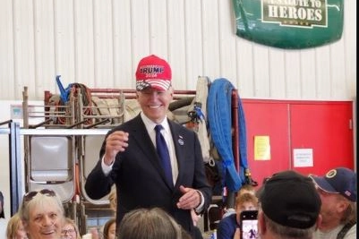 La foto di Joe Biden con il cappellino di Donald Trump