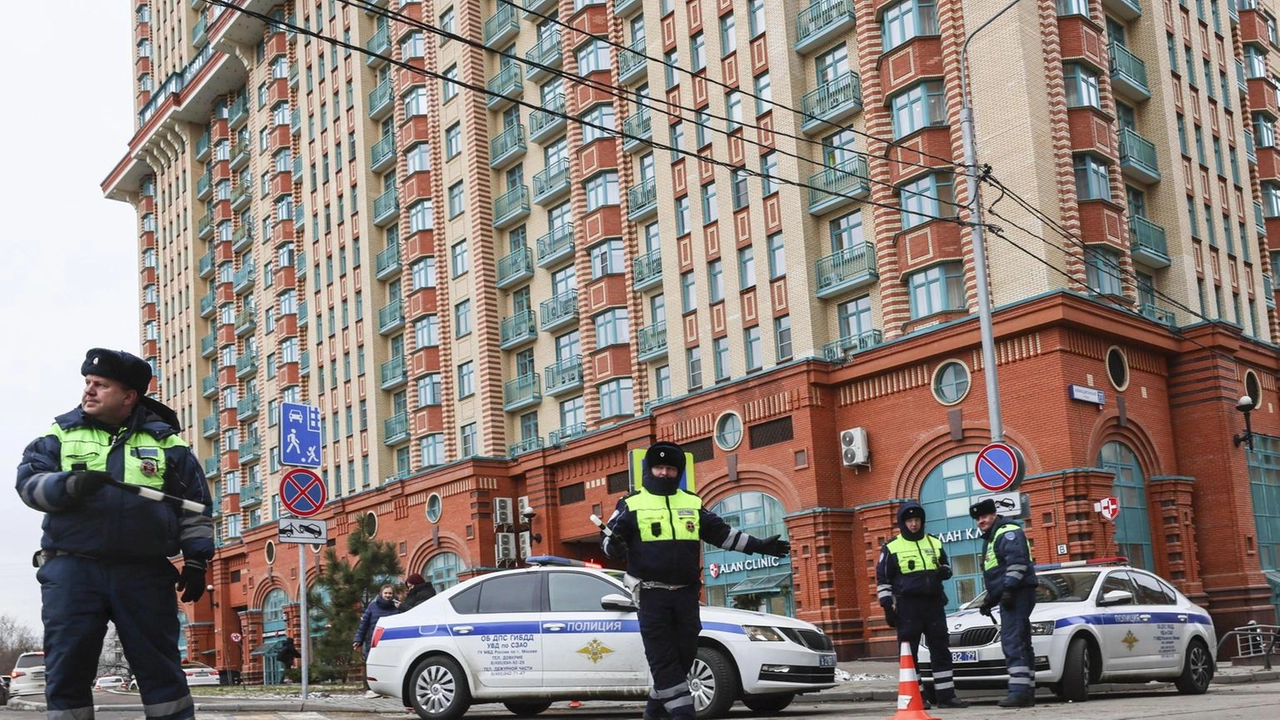 Esplosione in un condominio di lusso: muore Armen Sarkisian, separatista del Donbass ricercato da Kiev. Aveva fondato e comandava una brigata di volontari filorussi. È l’ultimo di una serie di omicidi mirati .