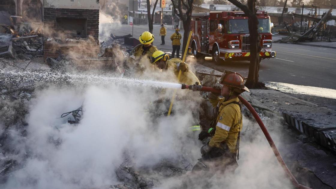 Incendi a Los Angeles: i ricchi assoldano vigili del fuoco privati a Pacific Palisades