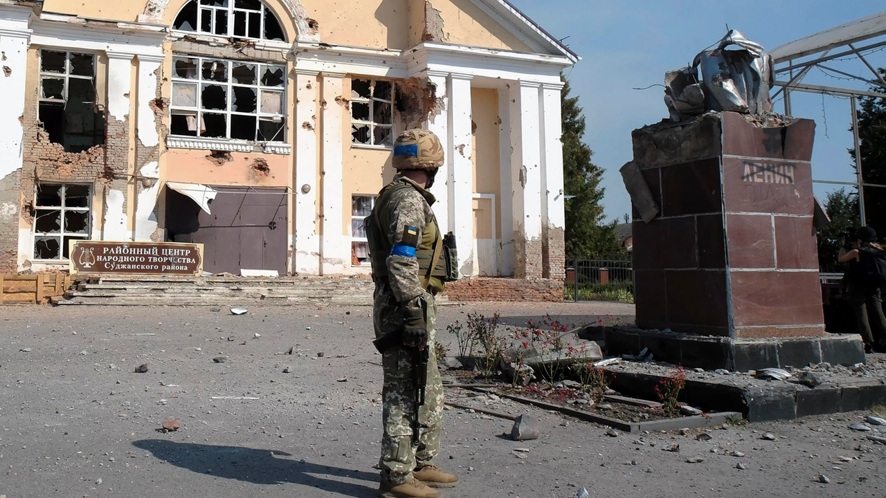 Un soldato ucraino nel centro della città di Sudzha, nella regione di Kursk