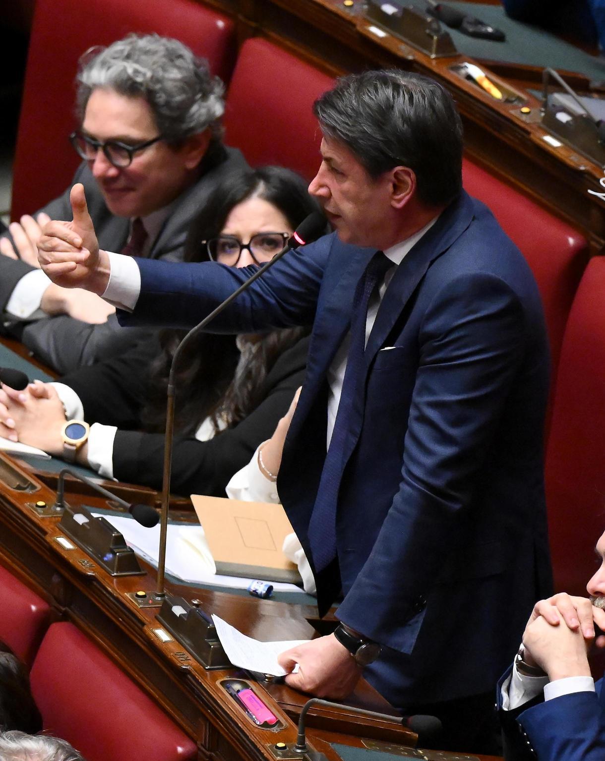 Giuseppe Conte critica il governo Meloni per l'aumento delle bollette