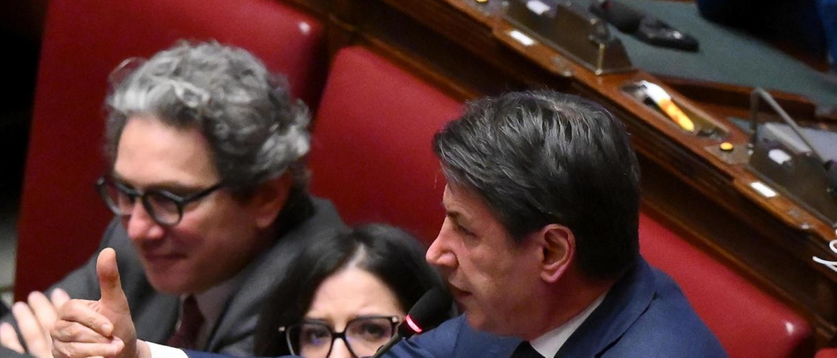 Giuseppe Conte critica il governo Meloni per l'aumento delle bollette