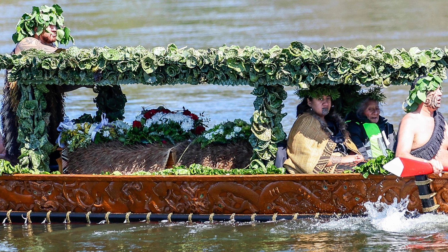 La nuova regina maori Nga Wai hono i te po Paki sull’imbarcazione funebre che trasporta le spoglie del padre (Ansa)