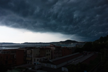 Campania, allerta gialla per maltempo: rischio di temporali, allagamenti e frane