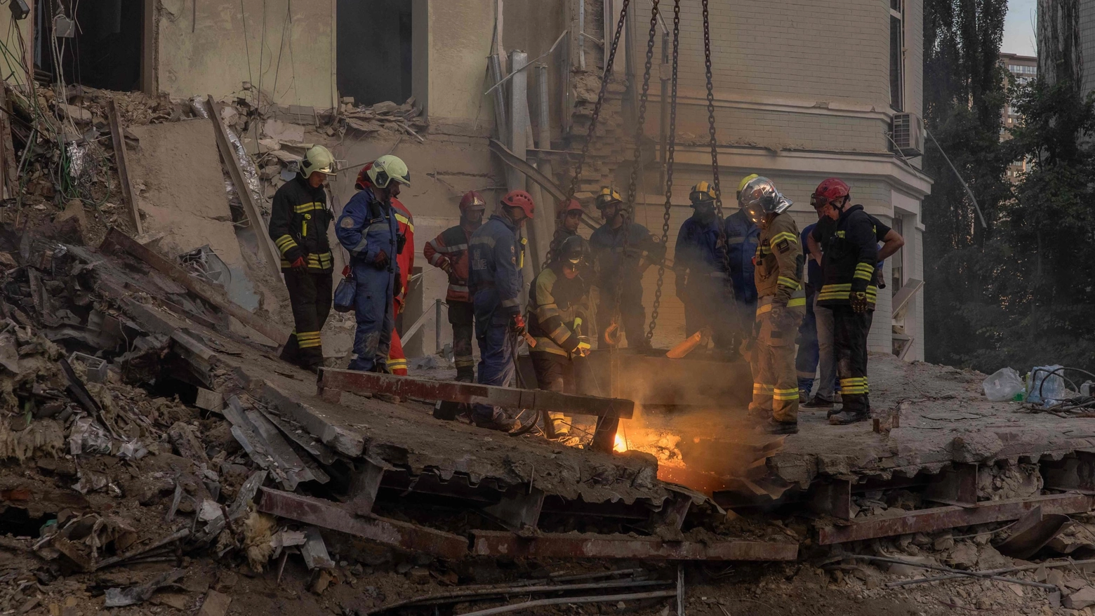 Soccorritori dopo il bombardamento russo che ha distrutto l'ospedale pediatrico di Kiev
