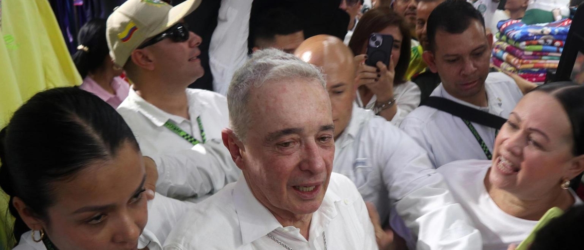 Sospeso il processo contro l'ex presidente colombiano Álvaro Uribe per corruzione testimoni