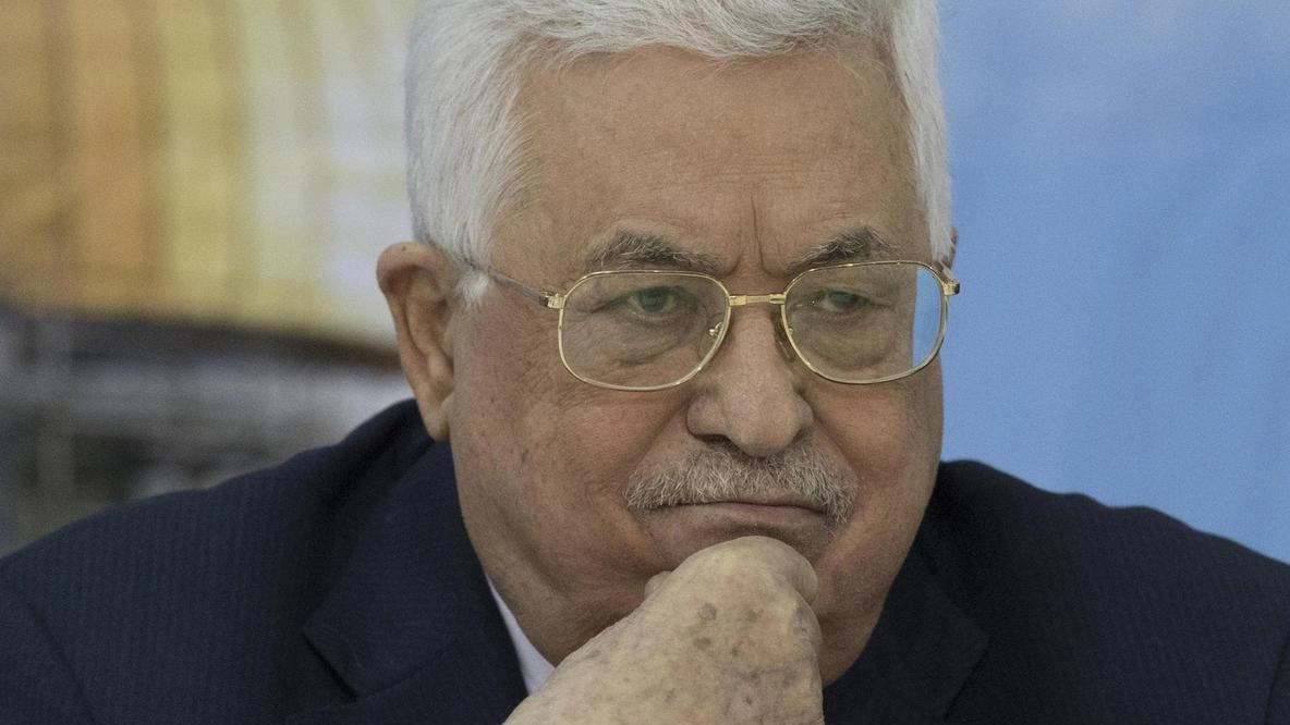 Abu Mazen ristruttura il sistema di sicurezza sociale, revocando benefici per famiglie di prigionieri e martiri, rispondendo a pressioni USA.