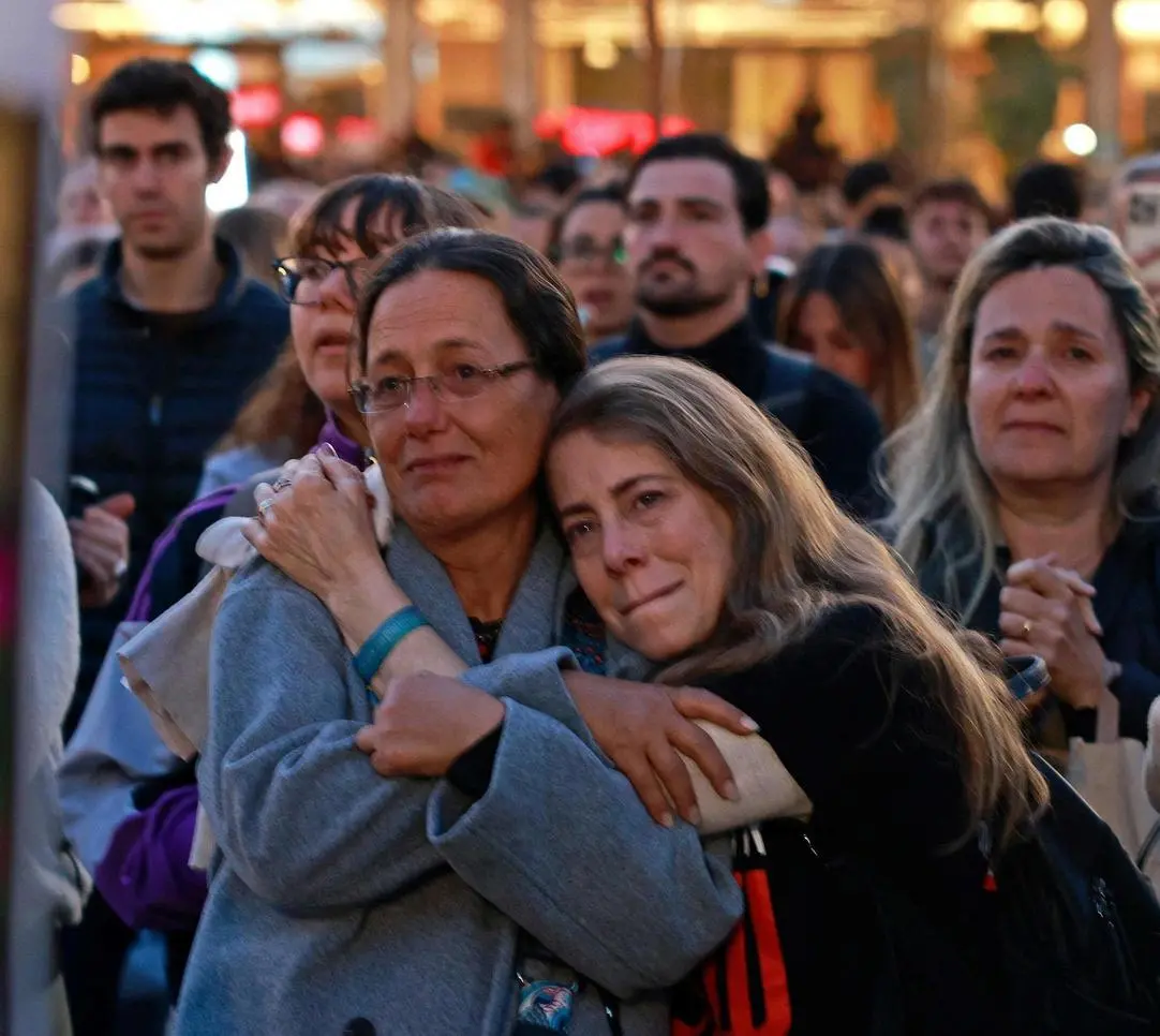 La fine dell’incubo. Abbracci, lacrime e selfie: "Riusciremo a rialzarci"