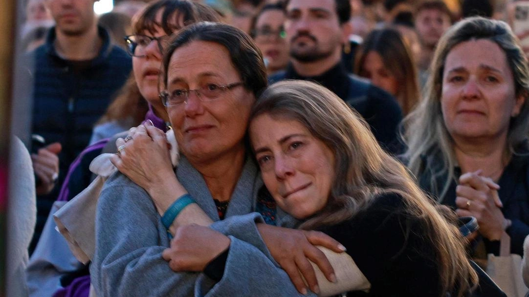 I familiari degli altri ostaggi in piazza a Tel Aviv, assieme ad amici, parenti e tanta gente comune, mentre assistono alla diretta televisiva per il rilascio delle tre israeliane