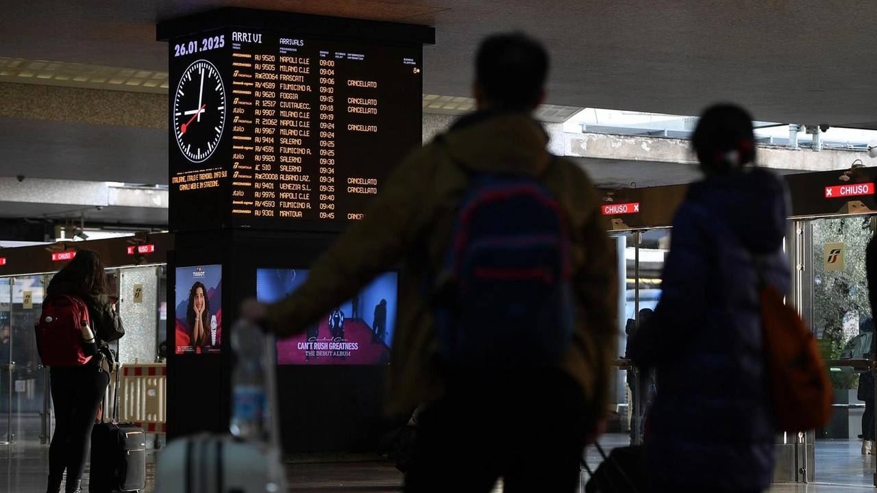 Alta adesione allo sciopero ferroviario indetto da Cub Trasporti con cancellazioni e ritardi. Richieste: riduzione orario e salari adeguati.