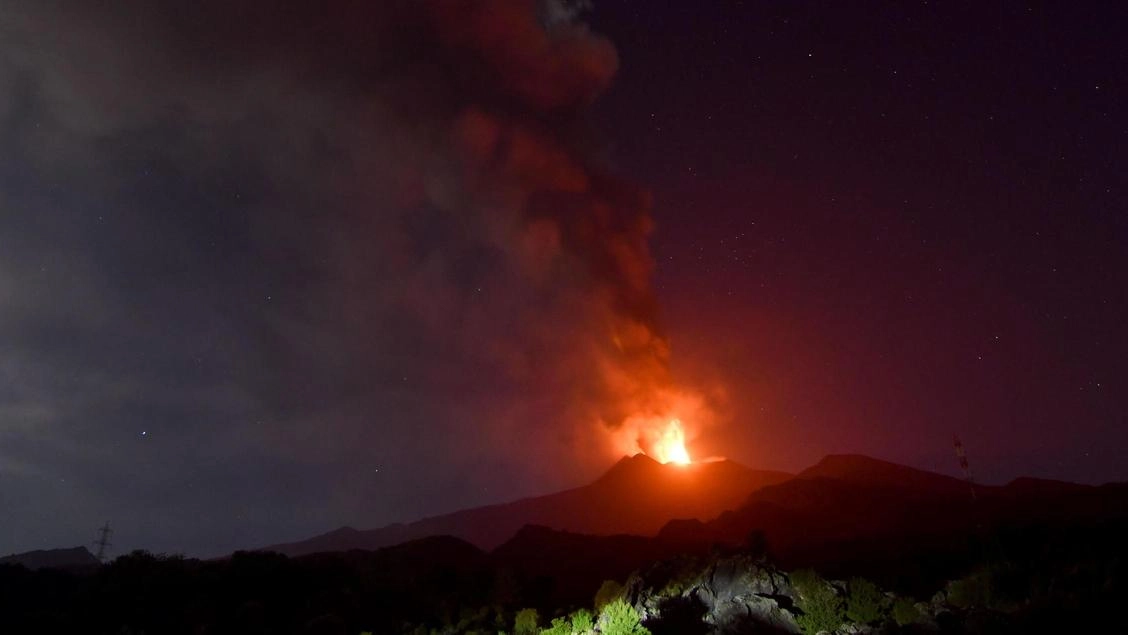 Il quarto parossismo dell'Etna in 19 giorni provoca la chiusura dell'aeroporto di Catania a causa di cenere e boati vulcanici, generando caos nei voli e disagi per i passeggeri.