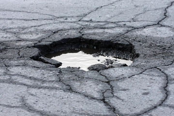 Perché le strade in Italia sono piene di buche? Tre domande all’esperto