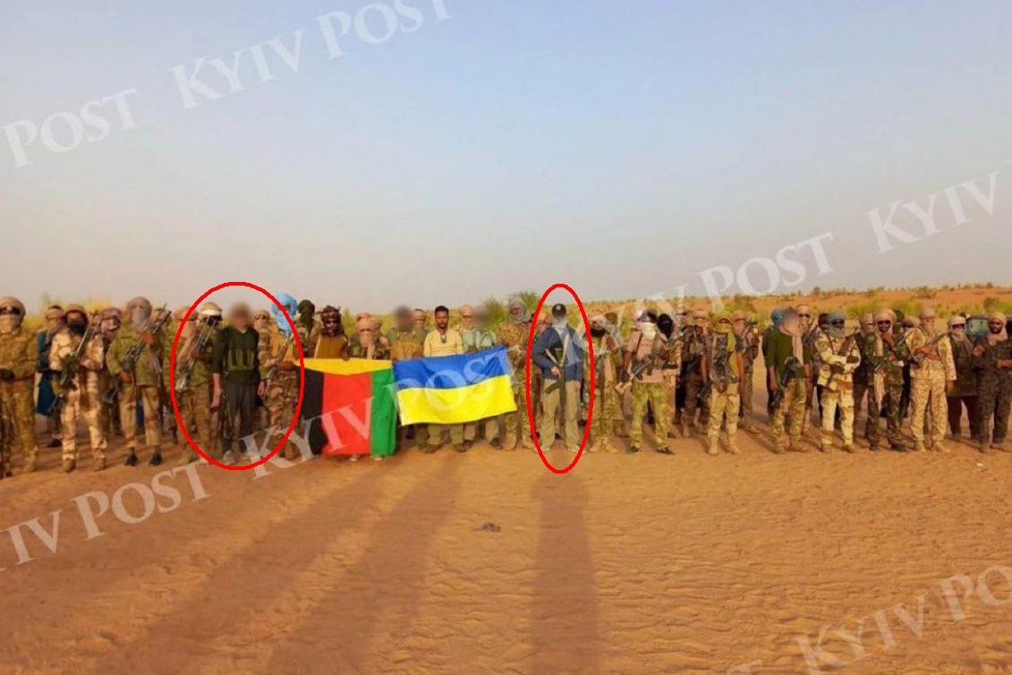 La foto che ritrae i combattenti Tuareg con una bandiera ucraina è apparsa sul quotidiano Kiev Post. In rosso probabili agenti ucraini